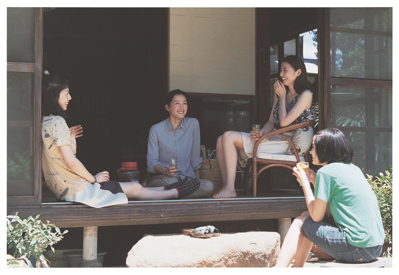 海街diary ネタバレあらすじ 鎌倉に住む四姉妹を描いたノスタルジックな家族映画 映画ひとっとび